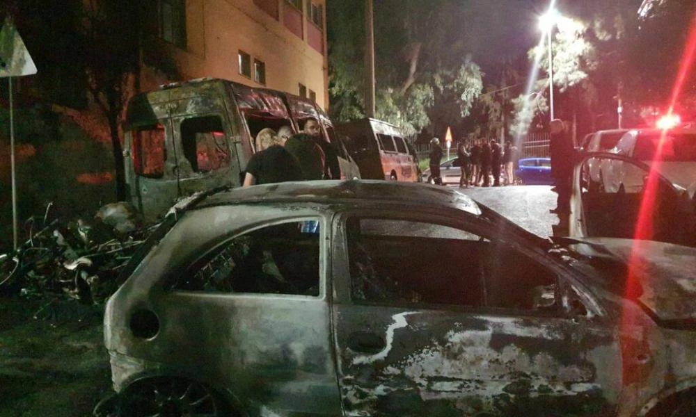 Νέα εμπρηστική επίθεση τη νύχτα στου Ζωγράφου – Κάηκαν σχολικά λεωφορεία, αυτοκίνητα και μοτοσικλέτες